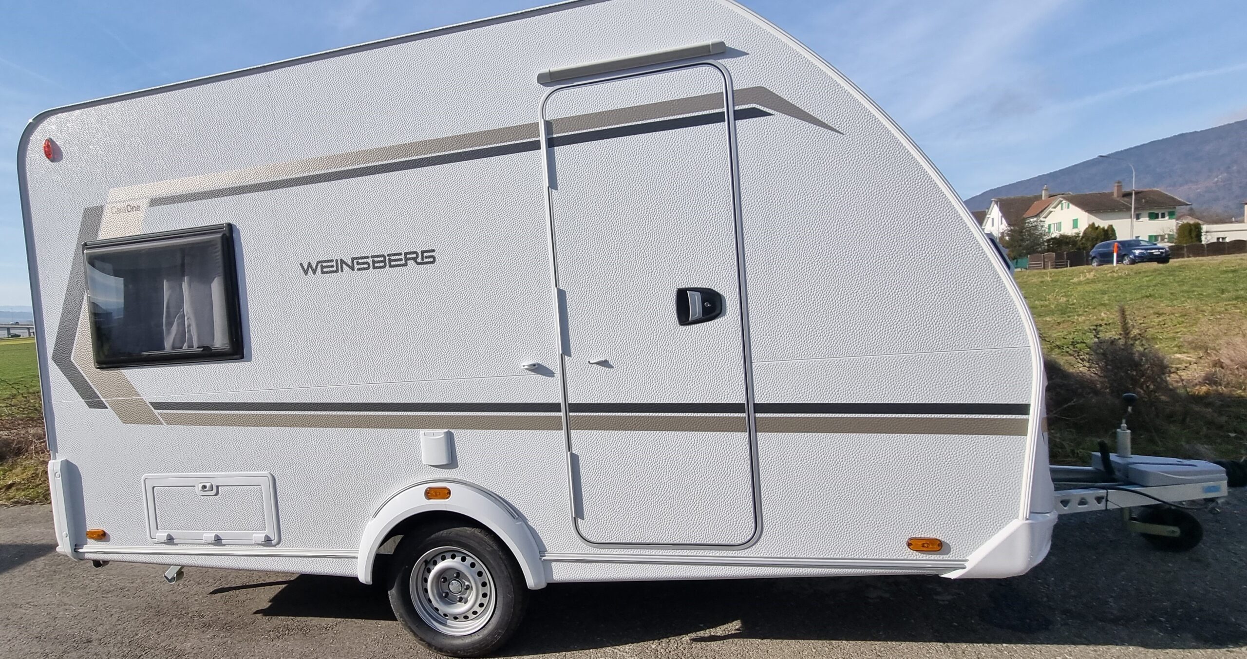 Schöner kompakter, geräumiger Wohnwagen mit Hub Bett Schöner kompakter, geräumiger Wohnwagen mit Hub Bett